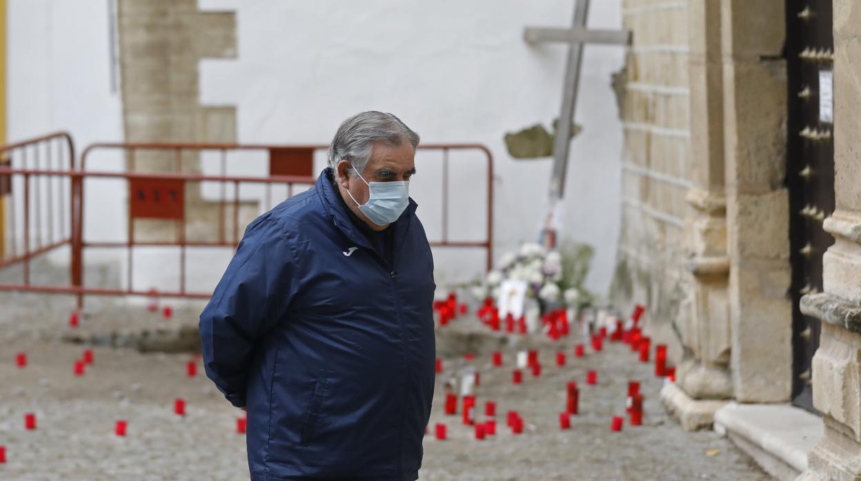 Un hombre pasa delante del lugar donde se levantaba la Cruz de las Descalzas en Agular de la Frontera