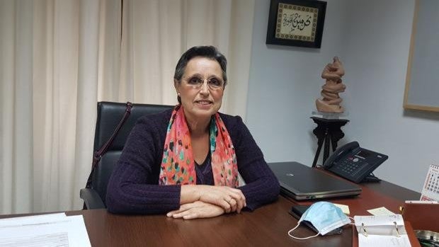 Cruz de las Descalzas | Carmen Flores, alcaldesa de Aguilar: «La ofrecí a las carmelitas y no la aceptaron»