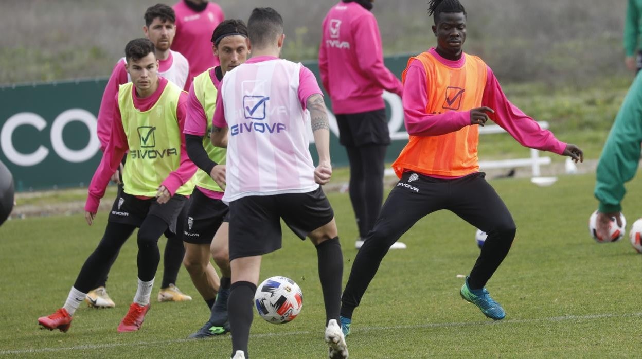 Djetei, con peto naranja, en el entrenamiento del Córdoba CF este miércoles en la Ciudad Deportiva