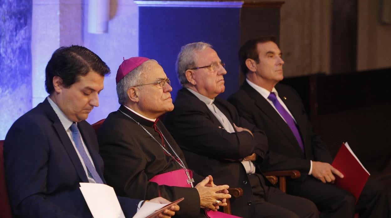 El alcalde, José María Bellido, con el obispo y el anterior presidente de la Agrupación de Cofradías de Córdoba