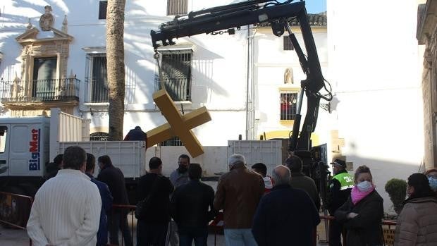 Cruz de las Descalzas | El PP de Aguilar de la Frontera recoge firmas para la instalación de una cruz similar
