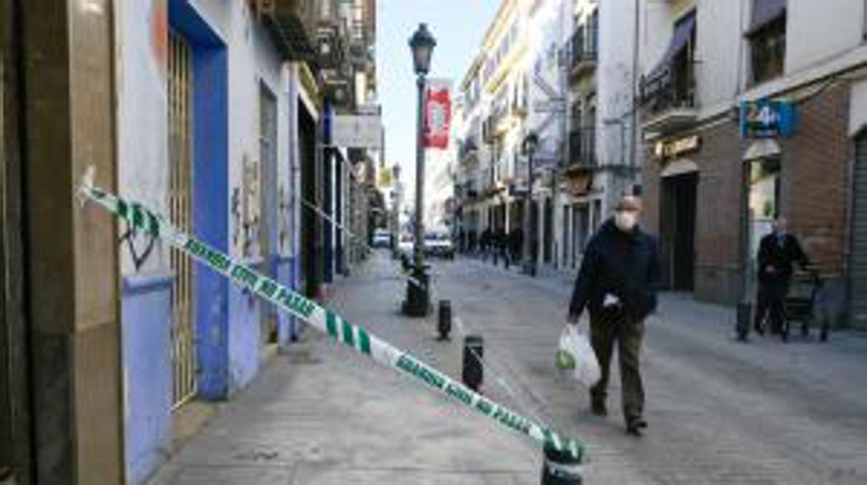 Un hombre mira los desperfectos sufridos en una casa en Santa Fe por el sismo del martes