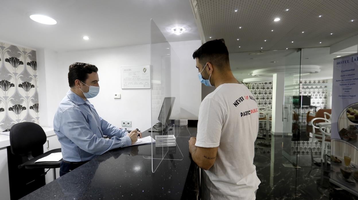 Atención al público en un hotel de Córdoba durante la crisis del coronavirus