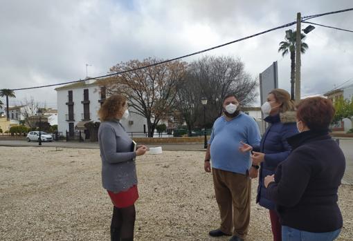 Los promotores del proyecto, en uno de los lugares que se utilizará como estacionamiento