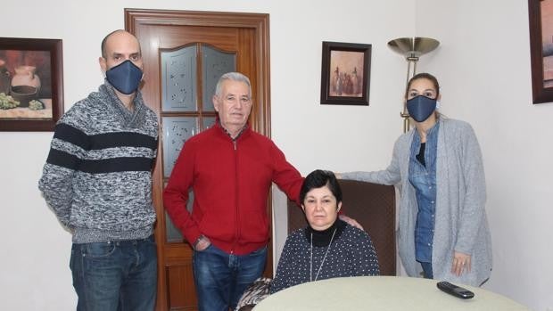 La mujer de Aguilar con esclerosis múltiple empeora después de que la Junta le retirase el medicamento