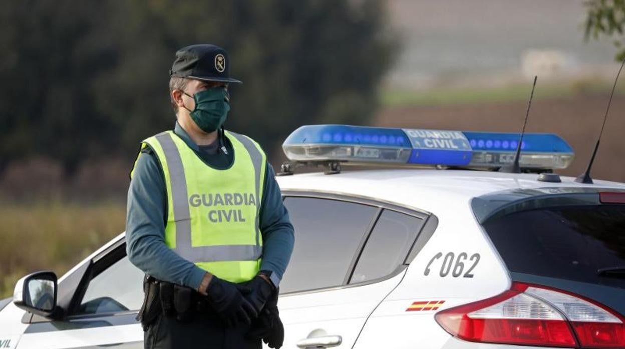 Un agente de la Guardia Civil en un control policial