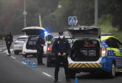 Varios miembros de la Policía realizan un control en Sevilla