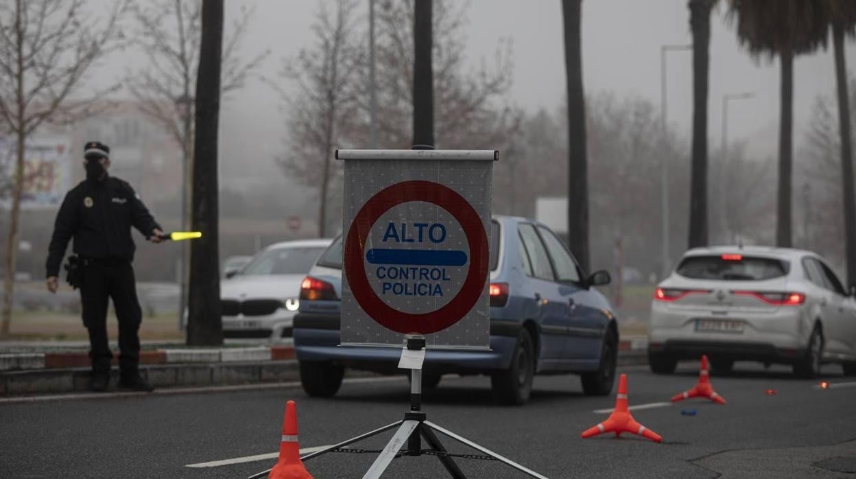 Un policía realiza un control para velar por el cumplimiento de las medidas Covid en Andalucía