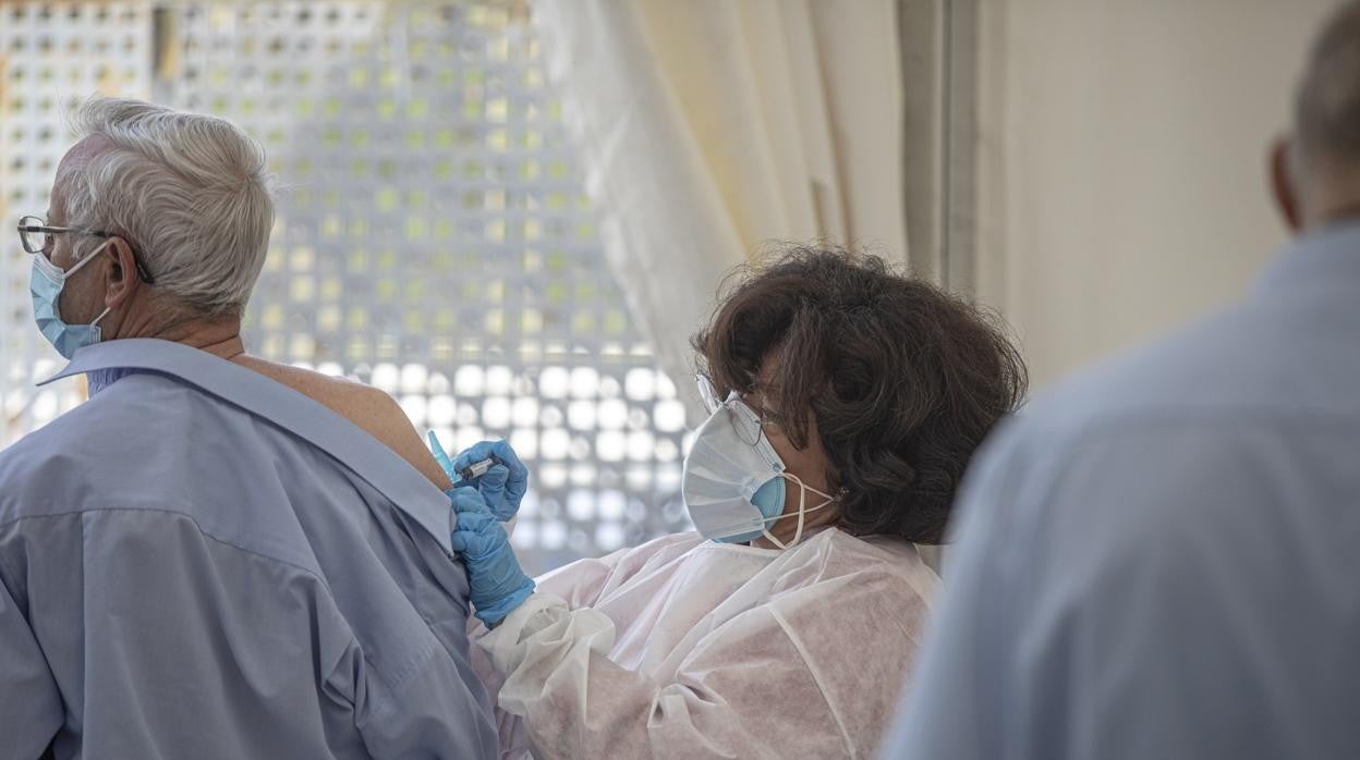 Un hombre se vacuna contra la gripe en el Colegio de Médicos de Sevilla