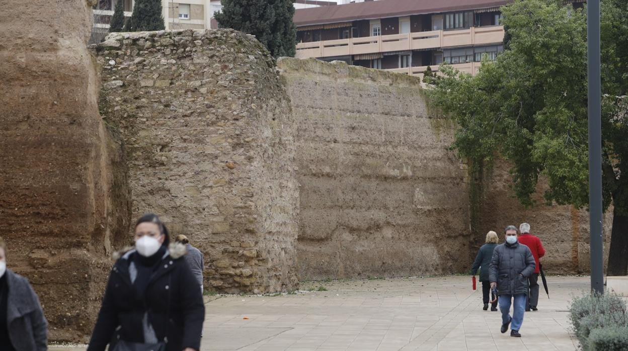 Lienzo de la muralla del Marrubial tras los trabajos de limpieza del grafiti que pintaron en octubre