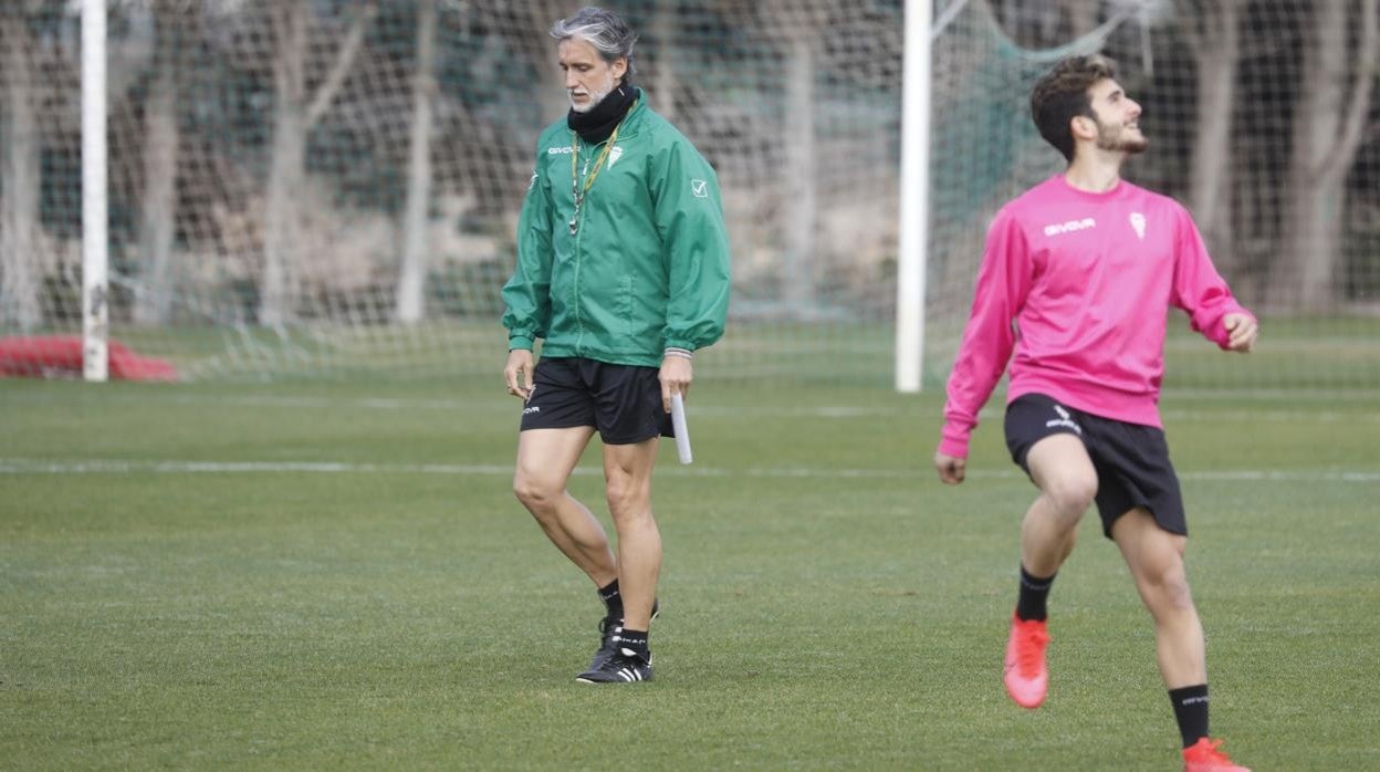 El delantero Alberto Salido, en el entrenamiento del viernes del Córdoba CF, junto a Pablo Alfaro