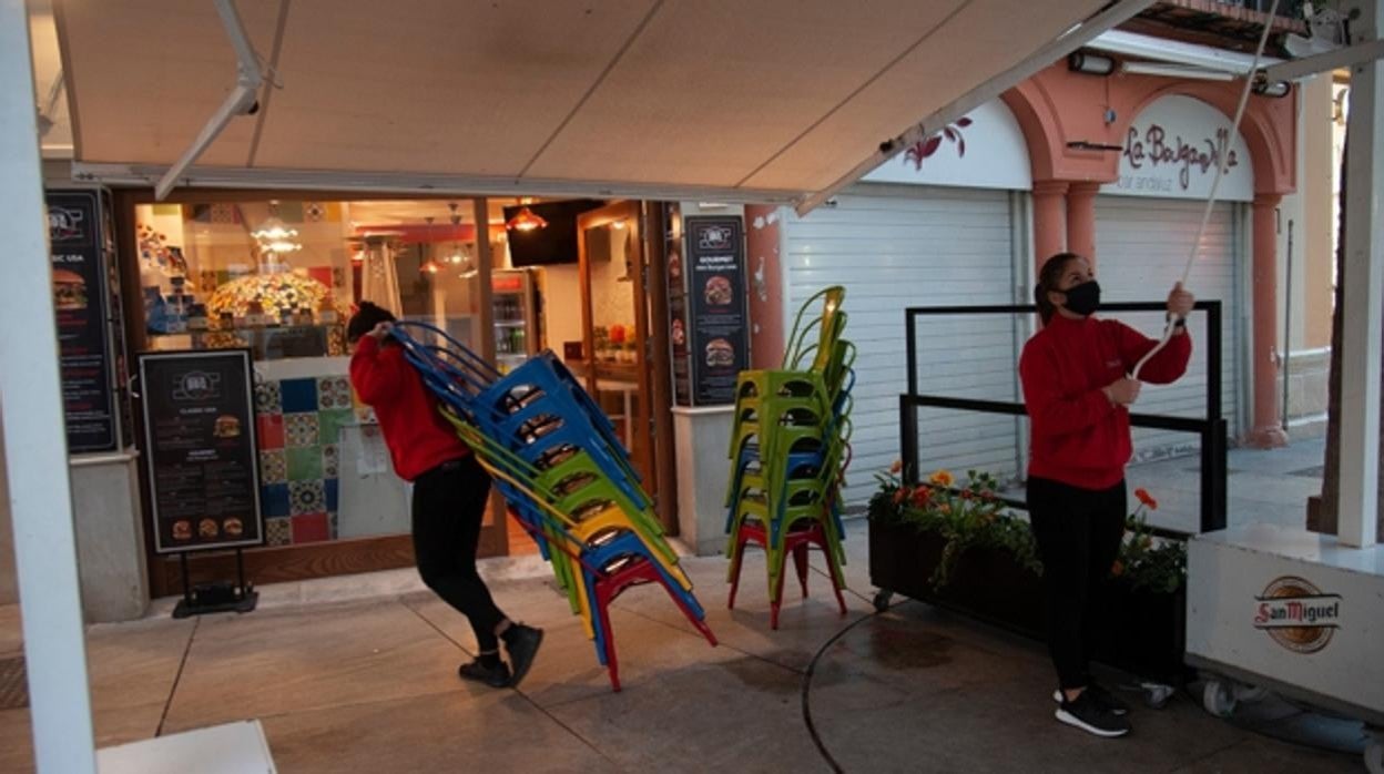 Trabajadoras recogen una terraza