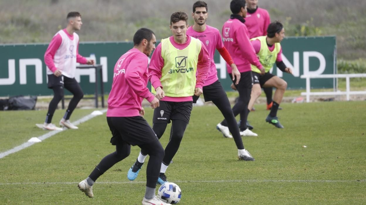 Alberto del Moral, con peto amarillo, presiona a Moutinho en el entrenamiento del Córdoba CF