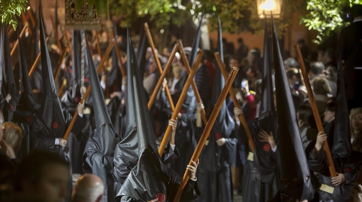 Nazarenos del Santo Sepulcro, durante su estación de penitencia