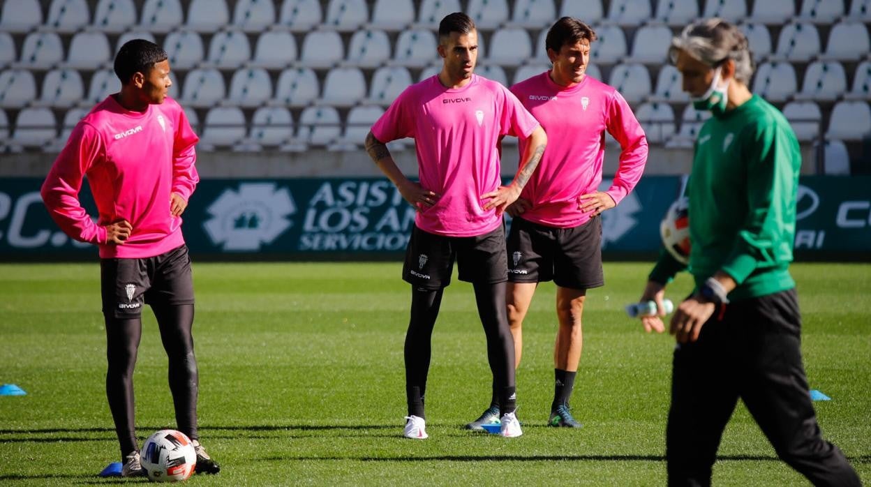 El extremo Oyarzun en el entrenamiento del Córdoba CF, junto a Pablo Alfaro