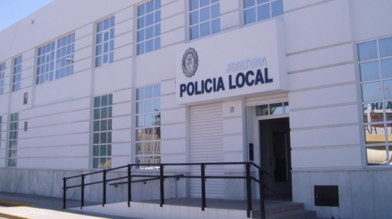 La fachada de la Policía Local de Lepe