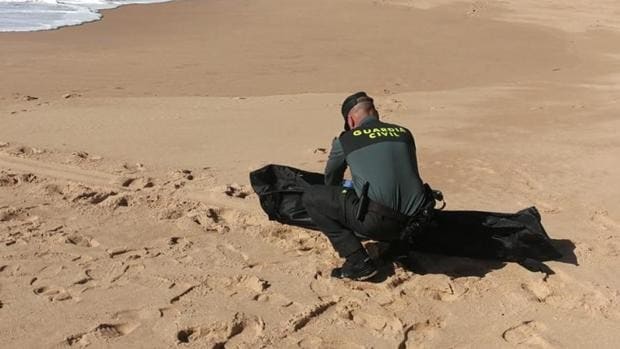 Encuentran el cadáver de un hombre en una playa de Almería