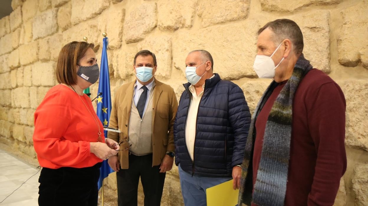 La concejala Blanca Torrent junto a representantes de CECO, UGT y CC.OO.