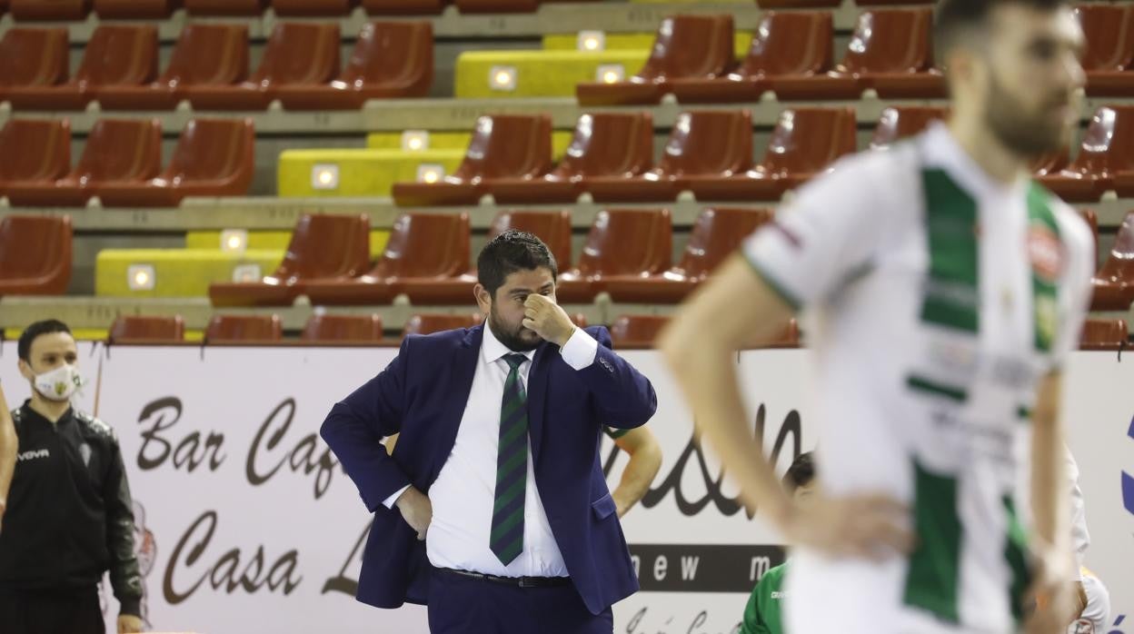 El entrenador del Córdoba Patrimonio, Josan González, se lleva las manos a la cara