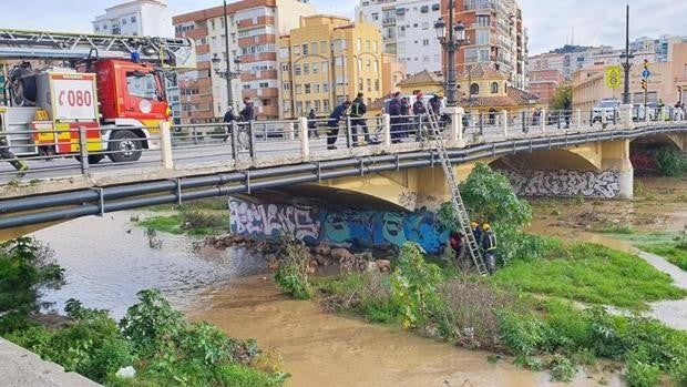 Una mujer queda atrapada en el río Guadalmedina de Málaga tras desembalsar la presa de El Limonero