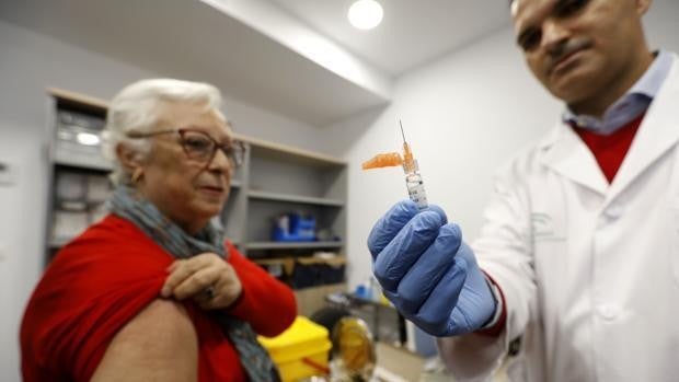 Ocho de cada diez andaluces se vacunarían contra el coronavirus «en cuanto se pueda»