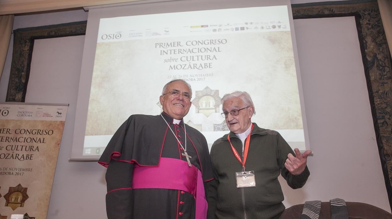 El obispo de Córdoba, Demetrio Fernández, y el canónigo Manuel Nieto Cumplido, durante el primer congreso