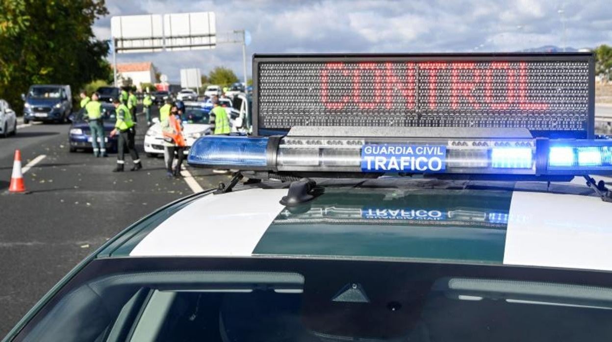 Control de la Guardia Civil en Granada para comprobar que se respetan las normas anti Covid