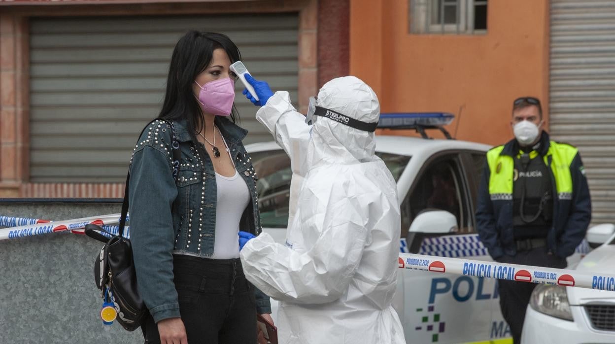 Un sanitario toma la temperatura en el cribado masivo de Málaga