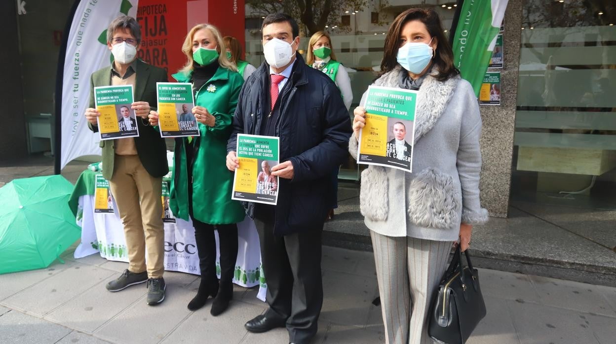 Los doctores De la Haba y Aranda junto a las responsables de la Asociación contra el Cáncer en Córdoba