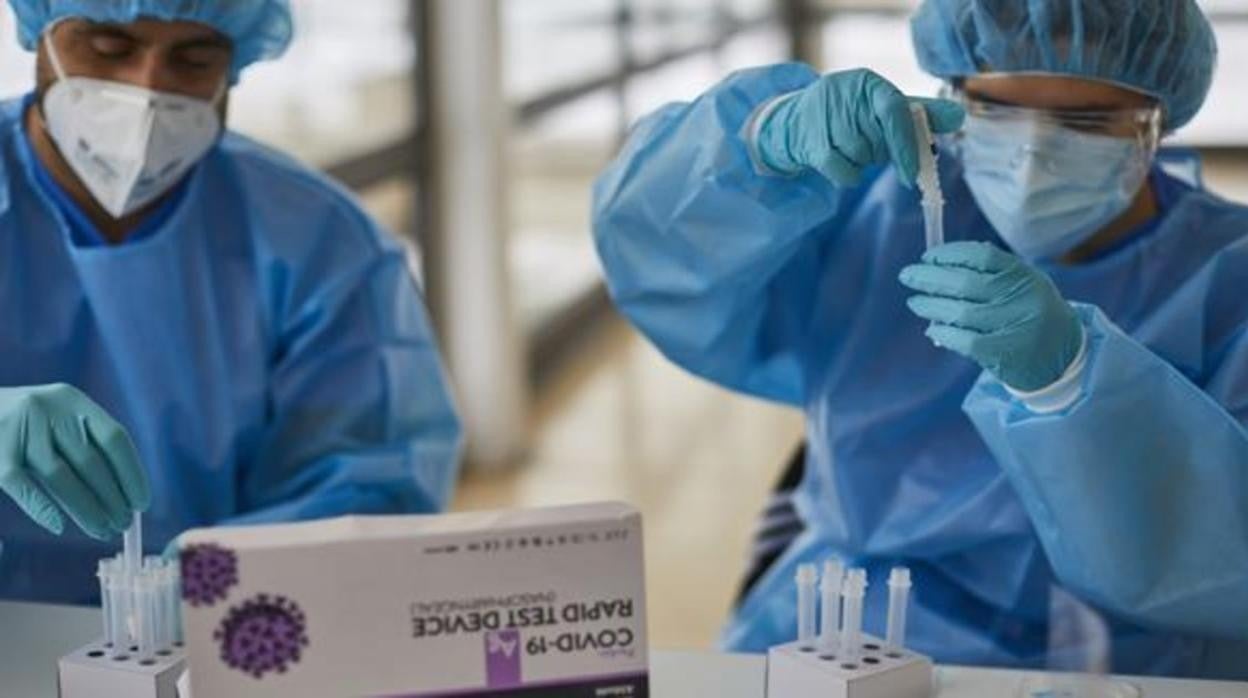 Sanitarios realizando pruebas de coronavirus