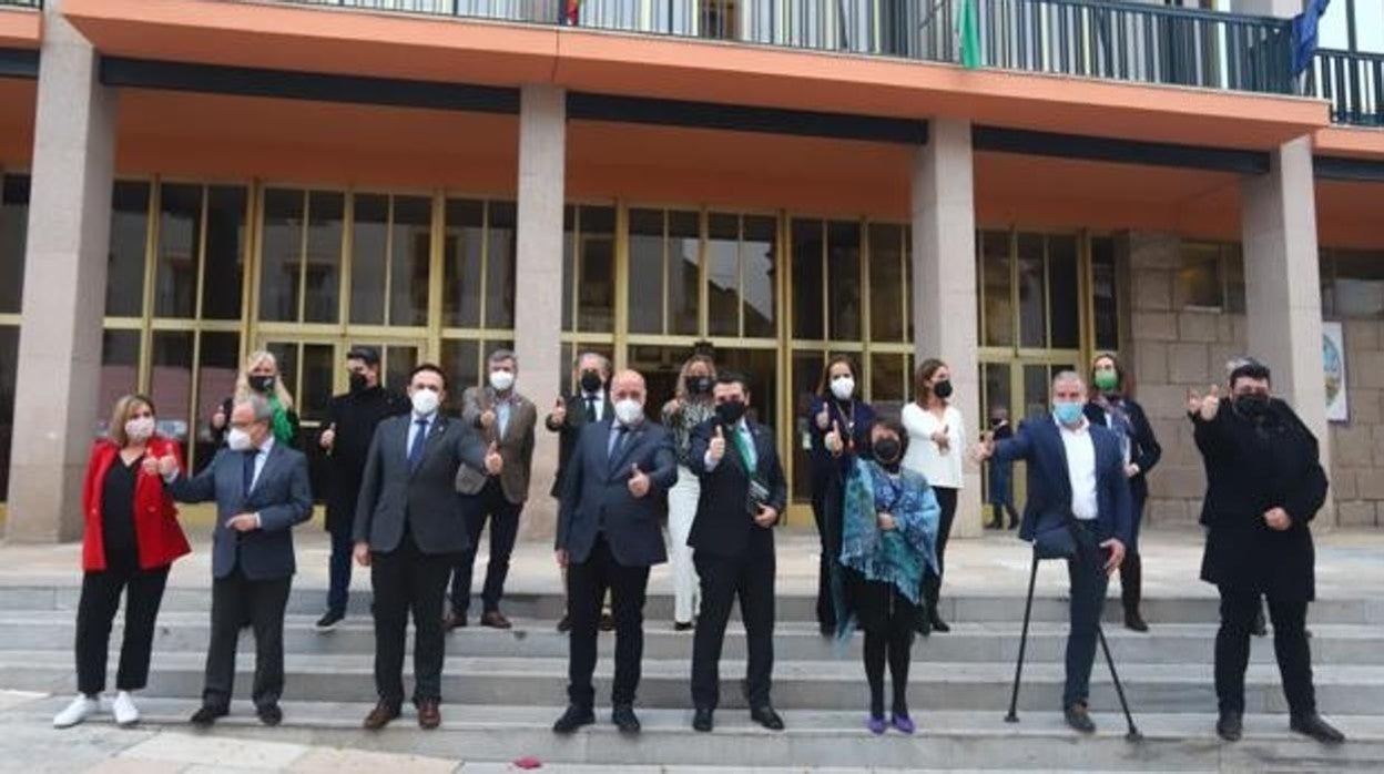 Foto de familia de las autoridades y los agentes socioeconómicos tras la eleción de Córdoba como sede de la base