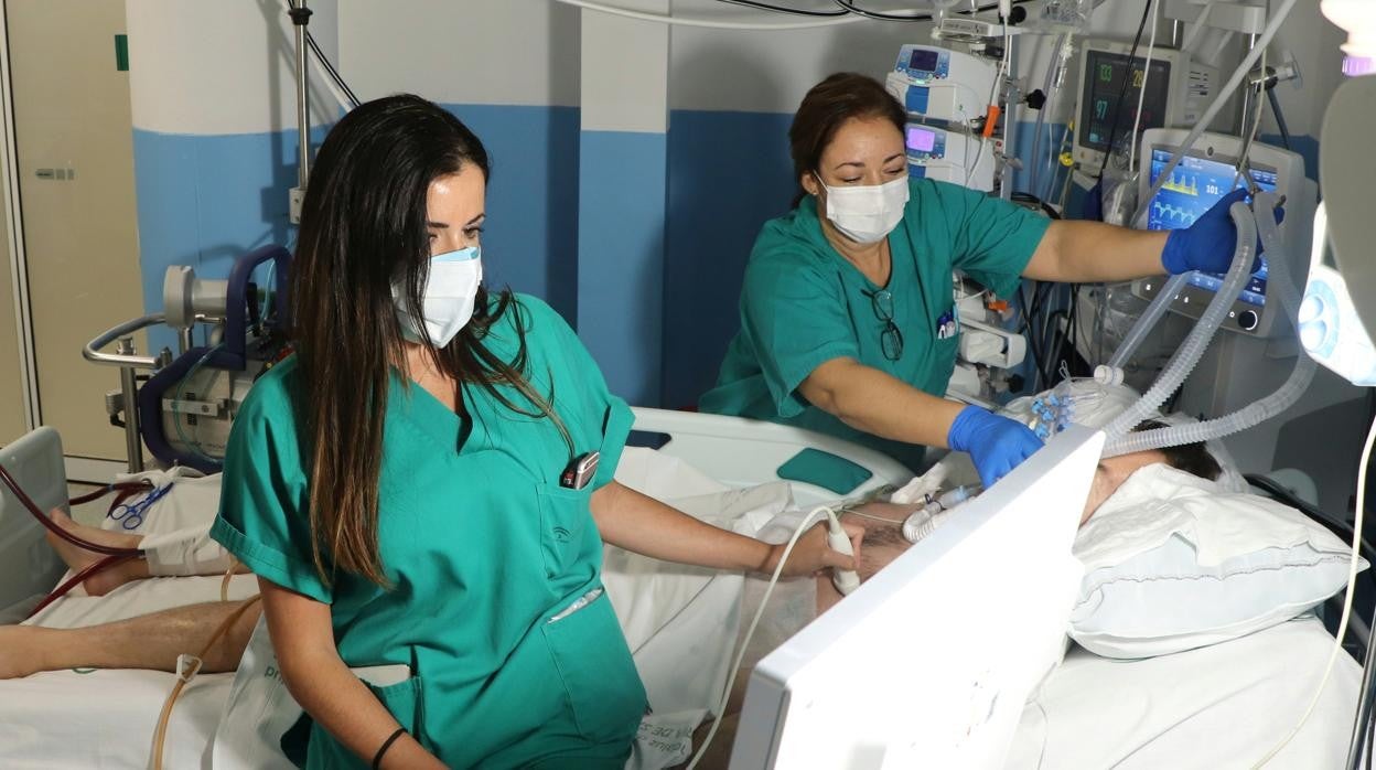 Sanitarias atienden a un paciente en la UCI del Reina Sofía