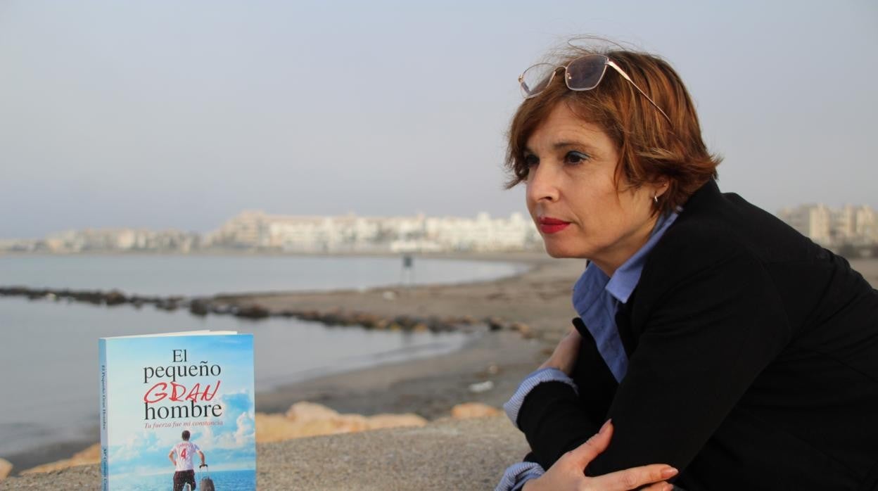 Carmen Campoy posa con el libro que narra la vida de su hijo