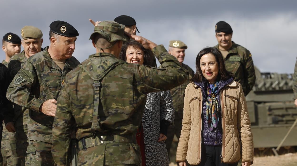 La ministra de Defensa, Margarita Robles, en una visita a la base de Cerro Muriano