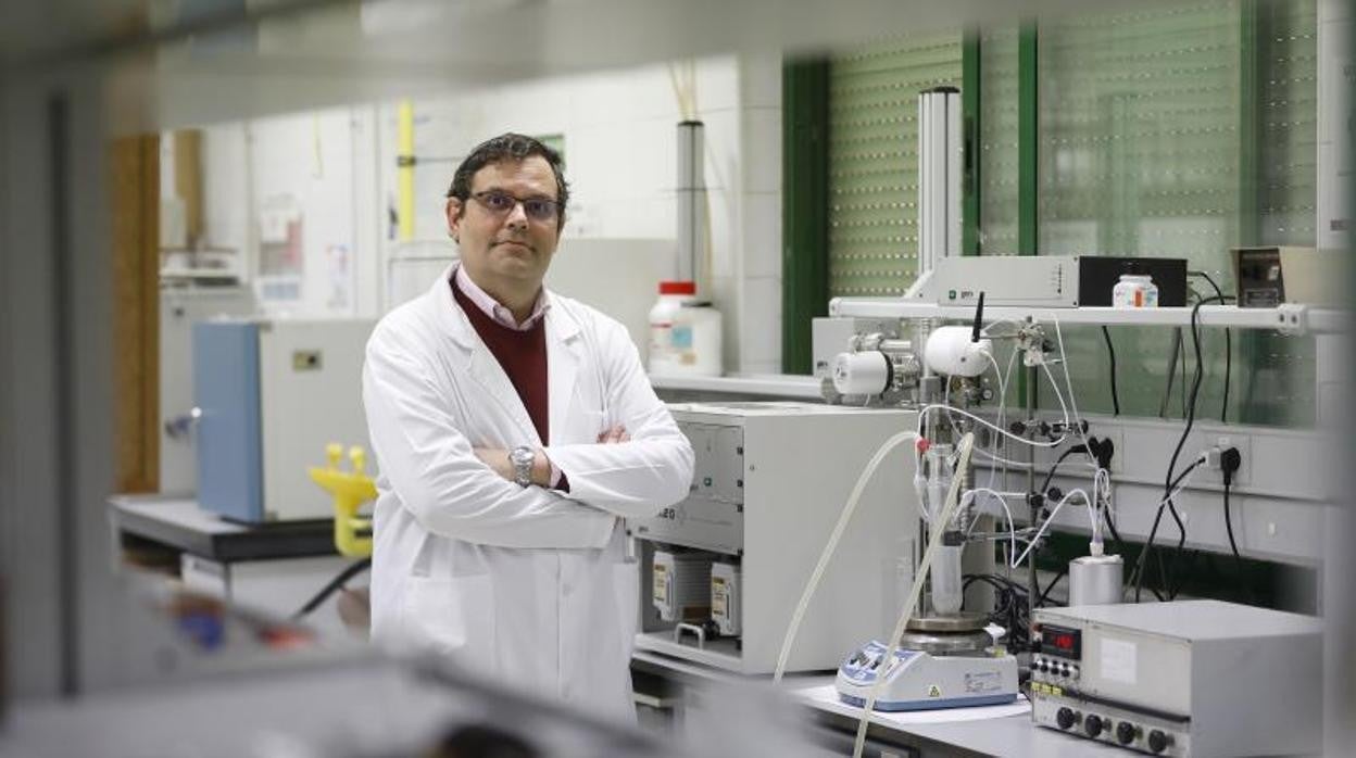 El catedrático Alberto Marinas, en un laboratorio de la UCO