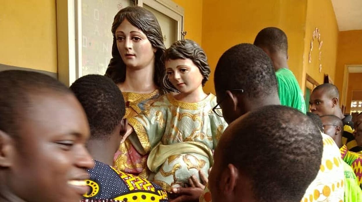 Gran acogida a la Virgen María Auxiliadora llegada desde Córdoba a Porto Novo