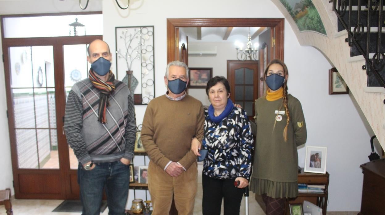 Teresa Muñoz con su familia en su vivienda de Aguilar de la Frontera