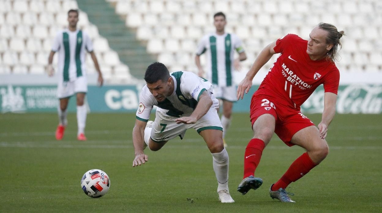 Willy pelea por un balón en el partido del Córdoba CF ante el Sevilla Atlético de la primera vuelta