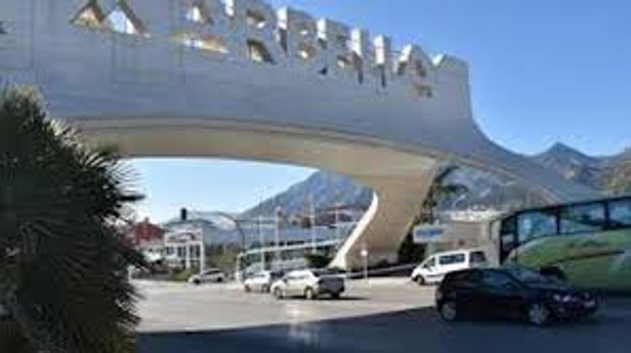 Arco de Marbella cerca de la jefatura de la Policía Local