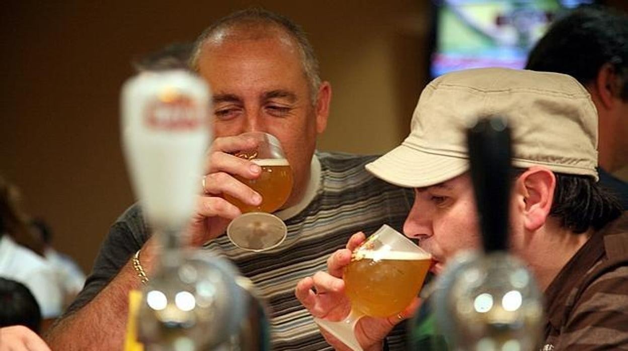 Dos ciudadanos bebiendo cerveza