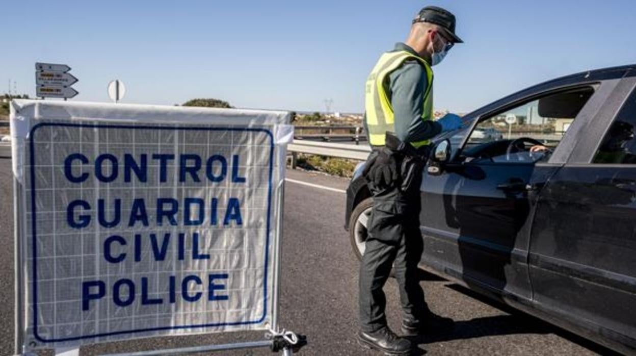 Un agente de la Guardia Civil en un control