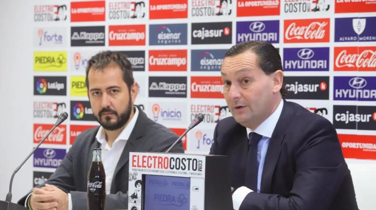 El ex director del Córdoba CF, Alfredo García Amado, a la derecha, en una rueda de prensa