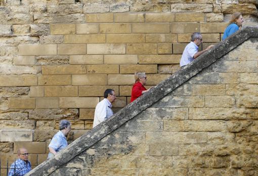 Escalera de acceso desde la vía pública a la torre medieval