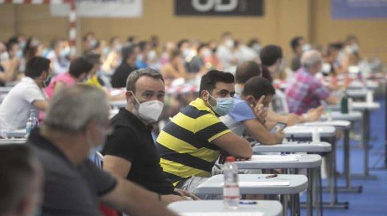 Opositores con mascarilla durante un examen