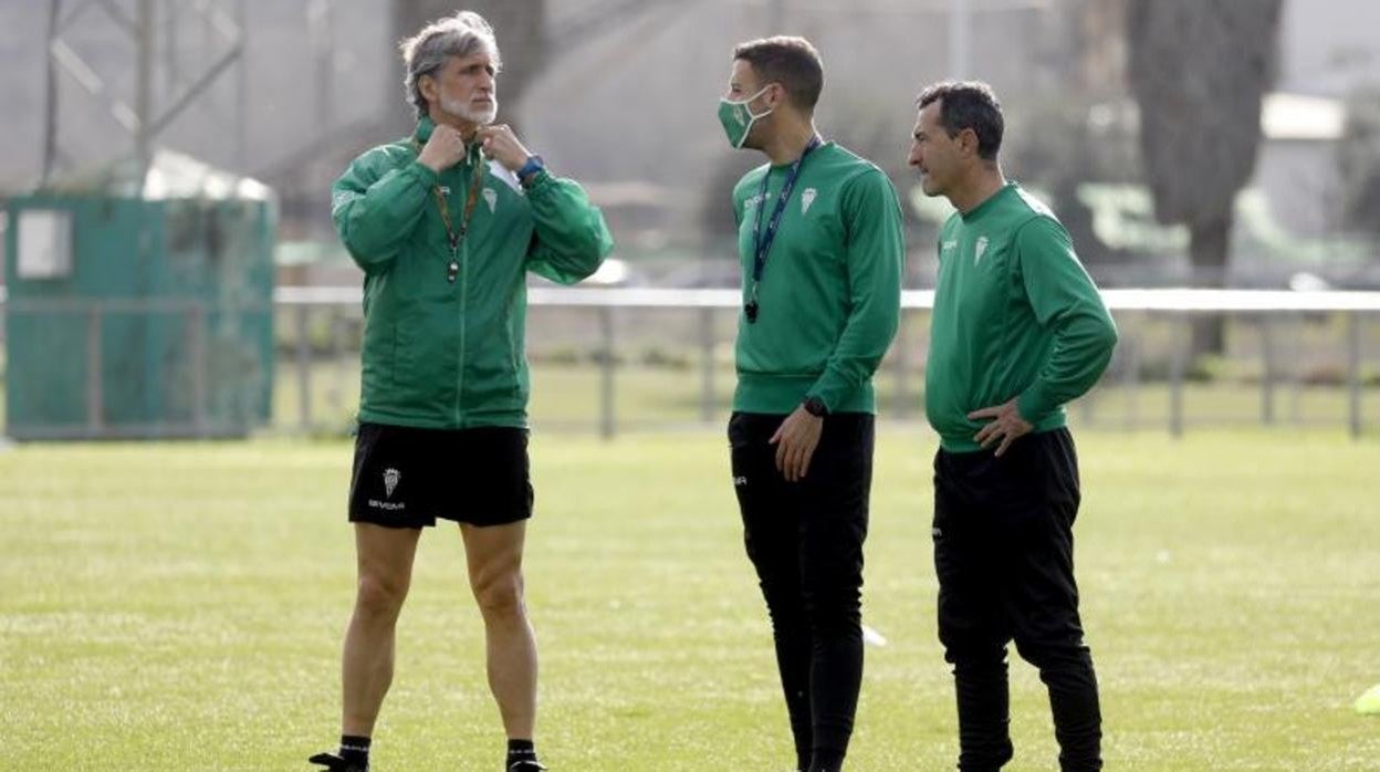 Pablo Alfaro, durante una sesión de entrenamiento junto a sus ayudantes