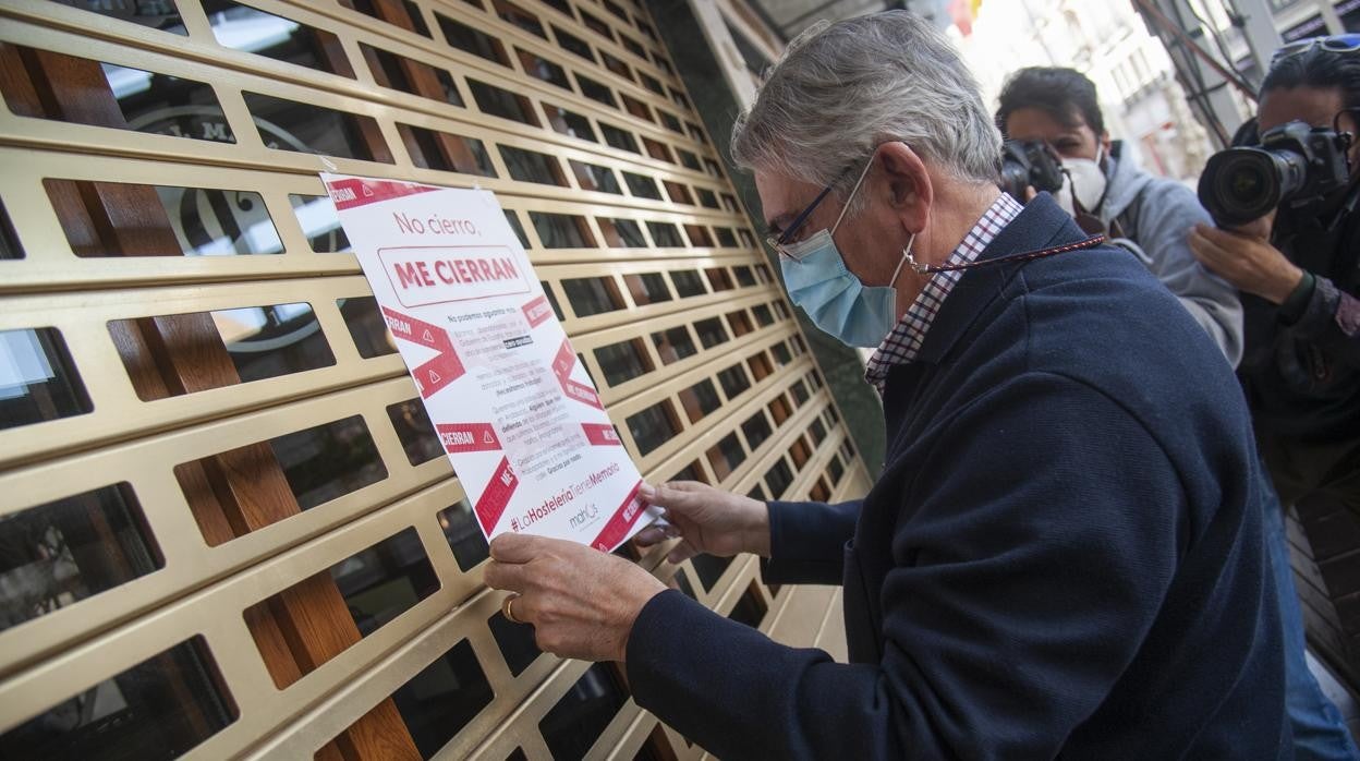 Pegada de carteles en un local de la Plaza de la Constitución