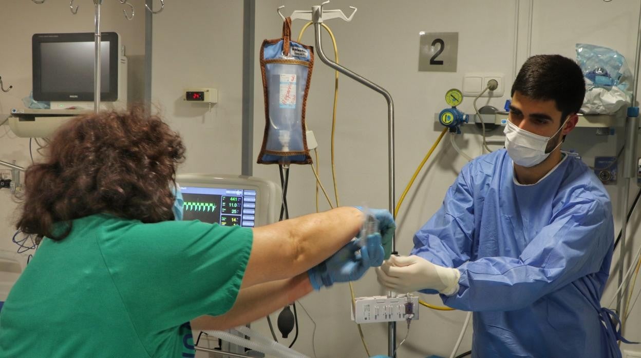 Dos sanitarios del Hospital Reina Sofía de Córdoba en la UCI