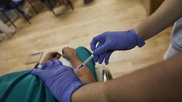 Aún quedan miles de sanitarios de la privada sin inmunizar contra el coronavirus en Andalucía