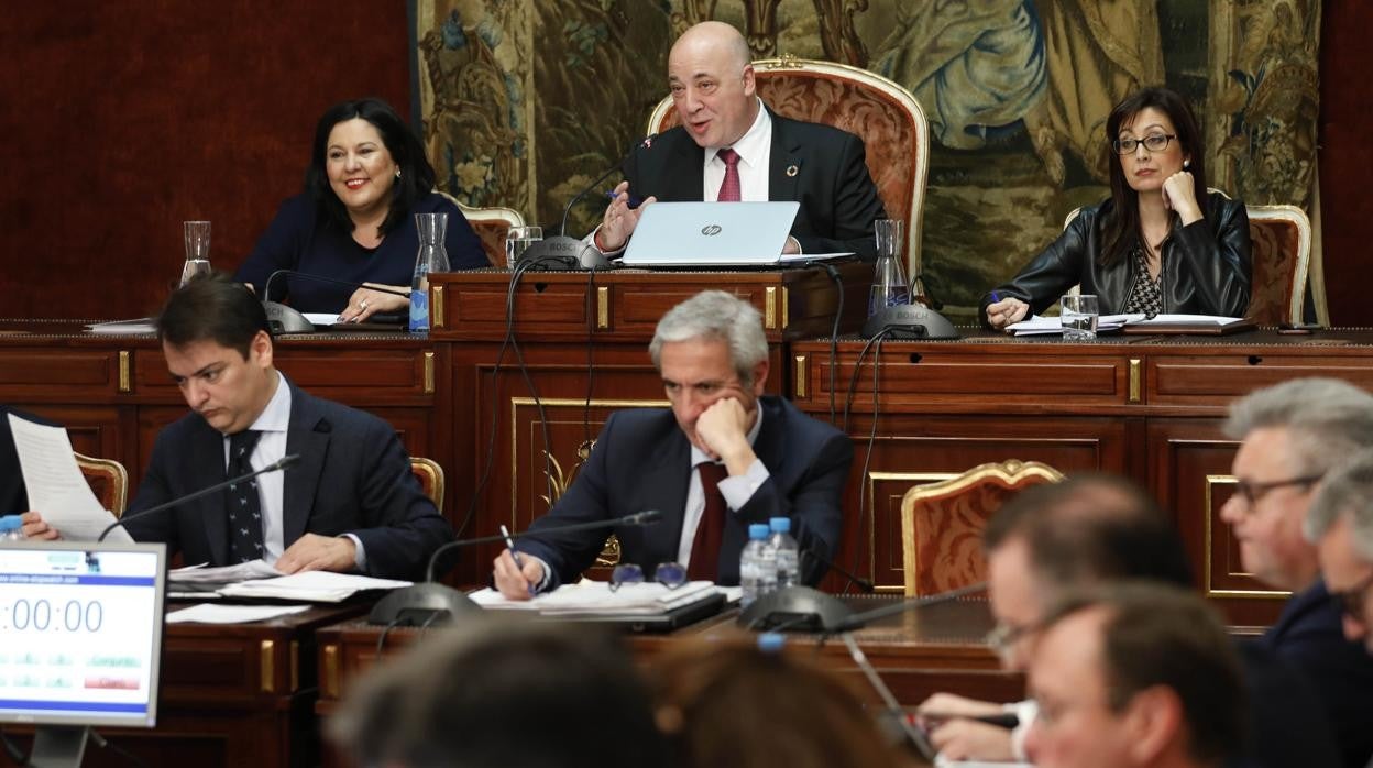 El presidente de Diputación, Antonio Ruiz (PSOE), en un Pleno antes de estallar la crisis sanitaria