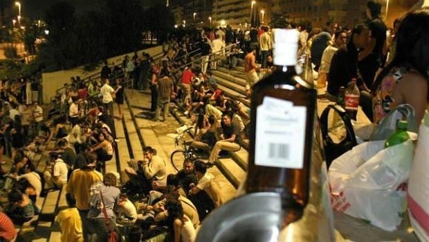 La prohibición de vender alcohol duro en Andalucía es para «evitar botellones», según la Junta